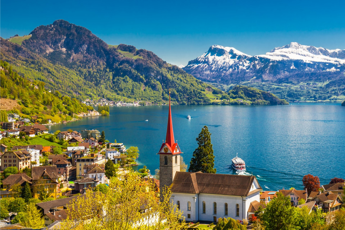 Un village suisse au bord du lac des Quatre-Cantons semble fig&eacute; dans le temps et fascine les visiteurs
