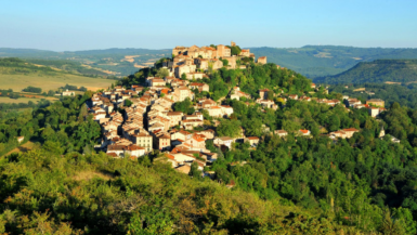 Ce village du Tarn caché dans les nuages révèle un secret qui émerveille les visiteurs