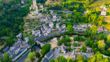 Ce village secret au bord de l’eau promet des merveilles sans la foule ni le prix fort