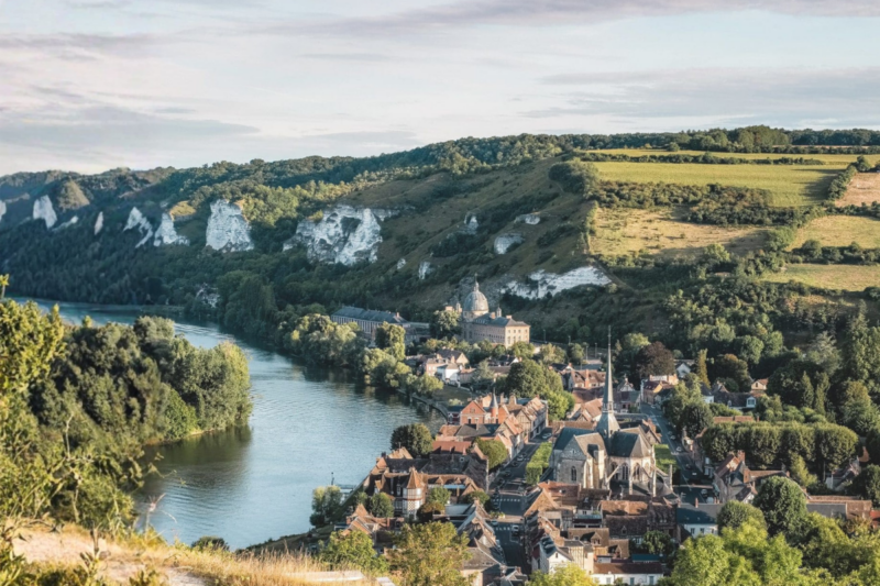 D&eacute;couvrez ce village secret &agrave; 1h30 de Paris qui &eacute;merveille par ses canaux cach&eacute;s