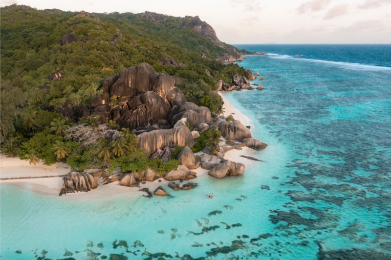 D&eacute;couvrez la plage secr&egrave;te &eacute;lue plus belle du monde en 2026 un paradis cach&eacute; &agrave; explorer