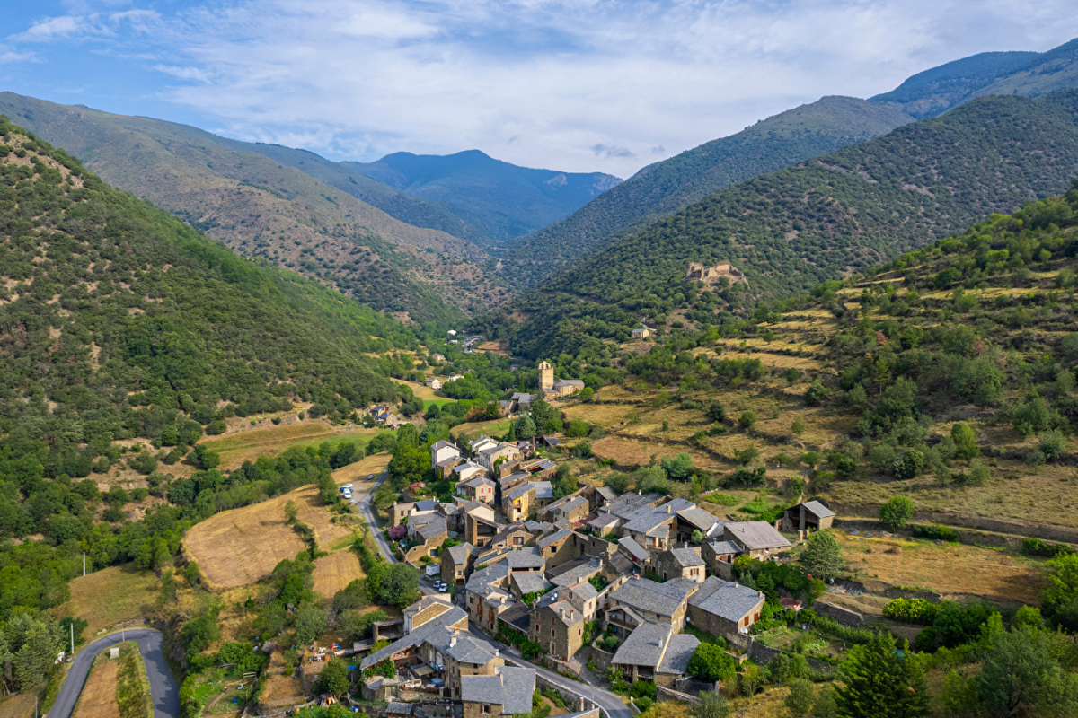 Un village caché des Pyrénées-Orientales révèle un charme envoûtant qui fascine les visiteurs