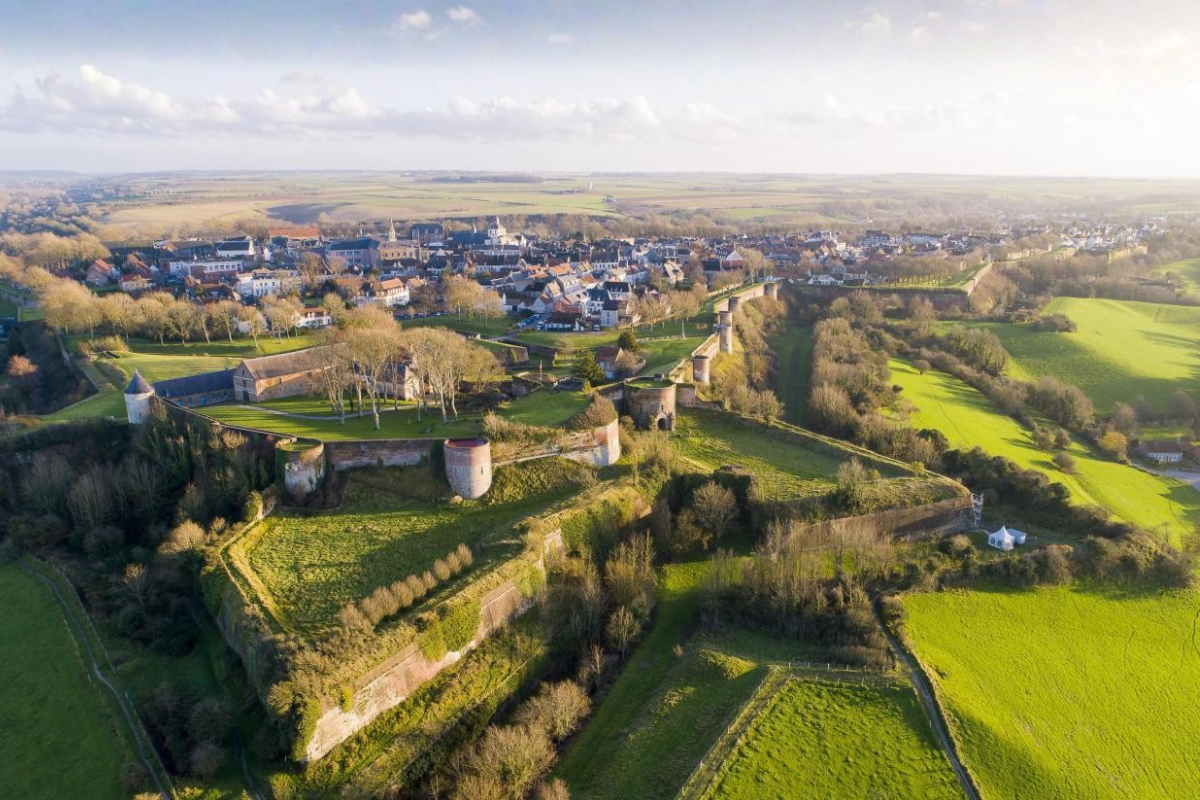 Quel est ce village secret à 1h de Paris qui cache un passé médiéval fascinant