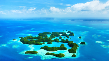 Un archipel du Pacifique dévoile ses eaux d'un bleu envoûtant à explorer cet automne