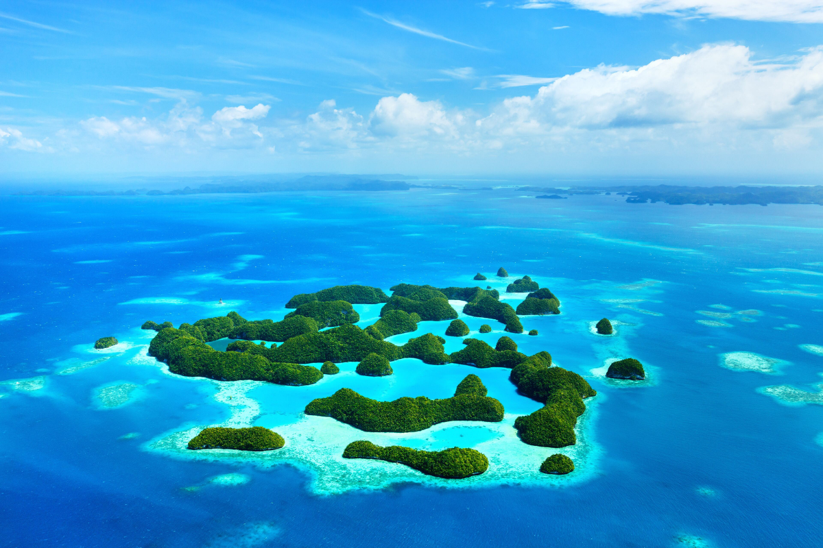 Un archipel du Pacifique dévoile ses eaux d'un bleu envoûtant à explorer cet automne