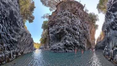 Un canyon sicilien révèle la beauté brute de la roche volcanique au pied de l'Etna