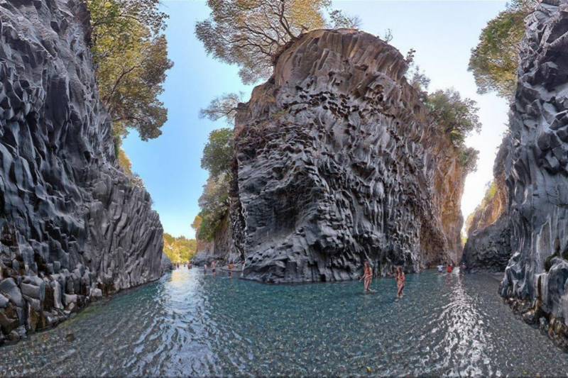 Un canyon sicilien r&eacute;v&egrave;le la beaut&eacute; brute de la roche volcanique au pied de l'Etna