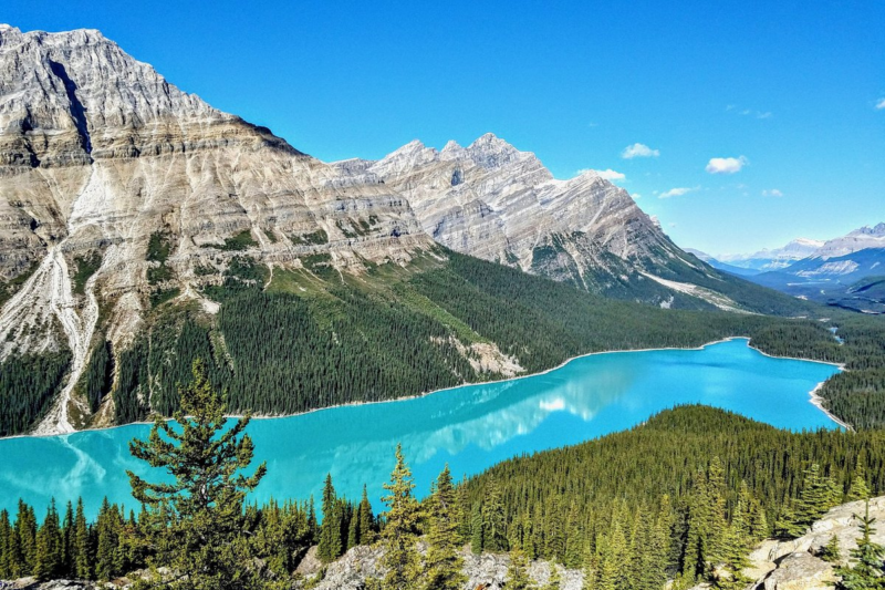 Un lac turquoise en plein c&oelig;ur des Rocheuses canadiennes fascine les visiteurs par sa beaut&eacute; envo&ucirc;tante