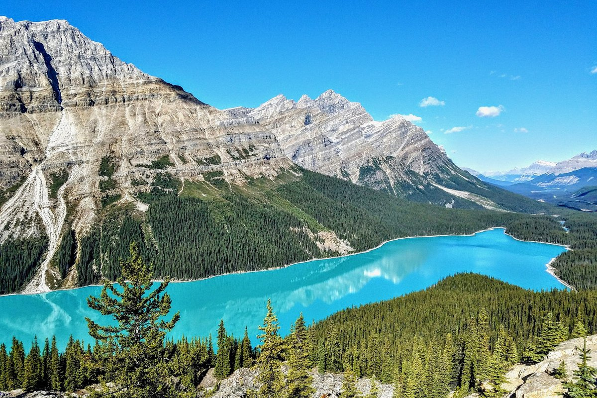 Un lac turquoise en plein cœur des Rocheuses canadiennes fascine les visiteurs par sa beauté envoûtante