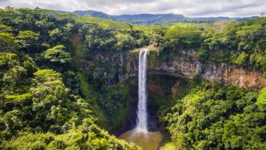 Un village mauricien révèle ses terres multicolores et ses cascades envoûtantes