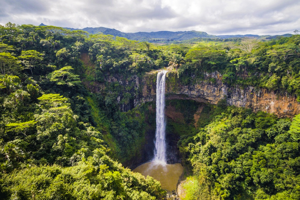 Un village mauricien révèle ses terres multicolores et ses cascades envoûtantes