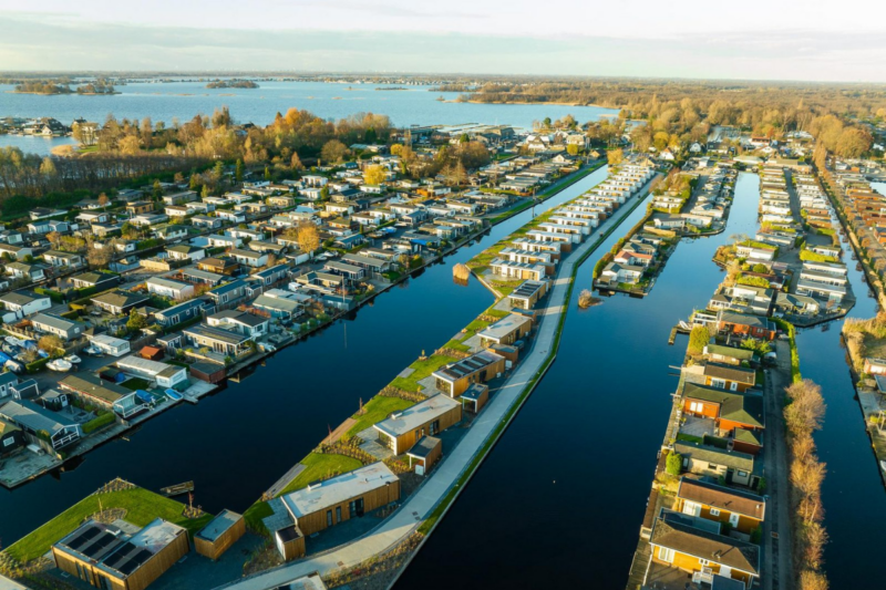 Un village pr&egrave;s d'Amsterdam o&ugrave; les jardins se transforment en &icirc;les de r&ecirc;ve