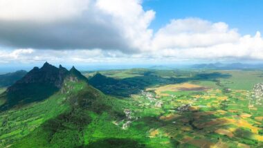 Une montagne à l'île Maurice dévoile un panorama époustouflant jusqu'au lagon nord