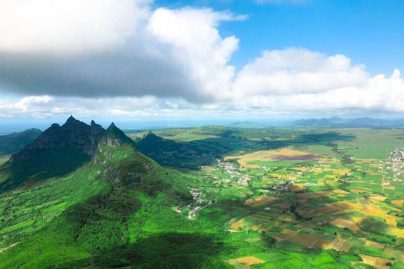 Une montagne &agrave; l'&icirc;le Maurice d&eacute;voile un panorama &eacute;poustouflant jusqu'au lagon nord
