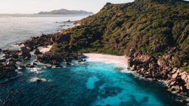 Une plage cachée aux Seychelles révèle des piscines naturelles derrière ses rochers de granit