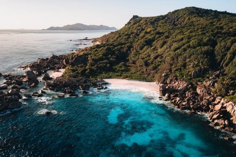 Une plage cach&eacute;e aux Seychelles r&eacute;v&egrave;le des piscines naturelles derri&egrave;re ses rochers de granit
