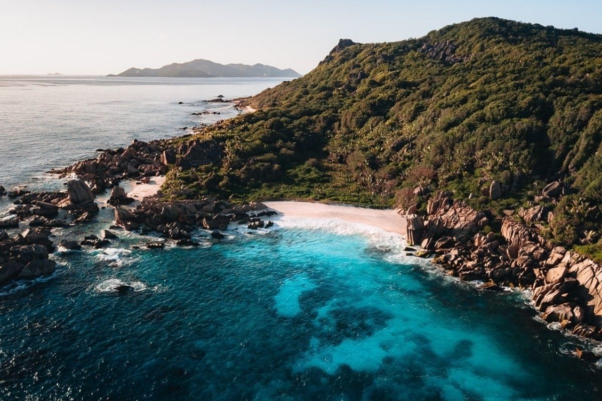 Une plage cachée aux Seychelles révèle des piscines naturelles derrière ses rochers de granit